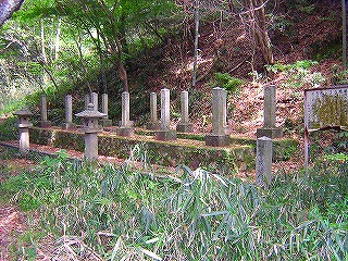 社殿左奥の招魂墓碑